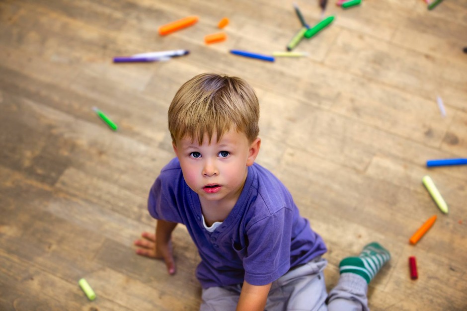 Dziecko podczas zajęć Montessori z kolorowymi kredkami